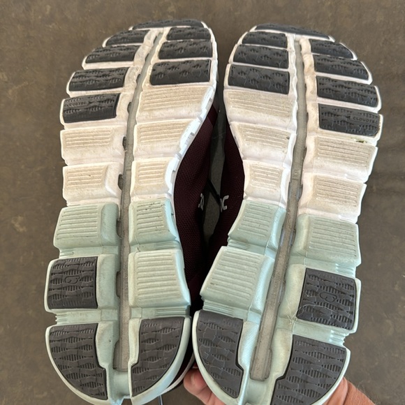 On cloudflow running shoe. Size 9.5. Excellent condition - Picture 5 of 5